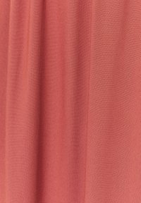 Tissu corail avec une texture lisse et un éclat subtil, présentant des drapés verticaux et un léger motif de tissage diagonal.