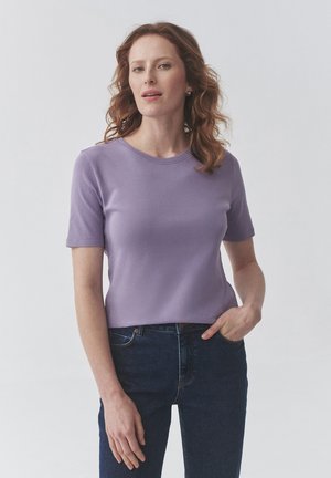 Paarse katoen T-shirt met korte mouwen en ronde hals, slim fit, gladde textuur, gestyled met donkere denim jeans.