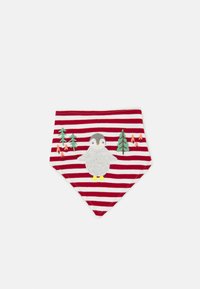 Bib em forma triangular, em tecido macio, com riscas vermelhas e brancas, apresentando um pinguim e árvores bordados.