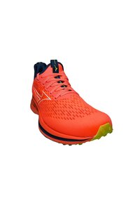 Baskets de course orange vif avec une tige texturée, des accents réfléchissants et une semelle rembourrée dotée d'éléments de traction verts et de détails bleu marine.