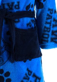 Accappatoio di pile blu con grafica "Paw Patrol", dettagli neri, una tasca anteriore e cintura per la chiusura. Texture morbida e colore vivace.