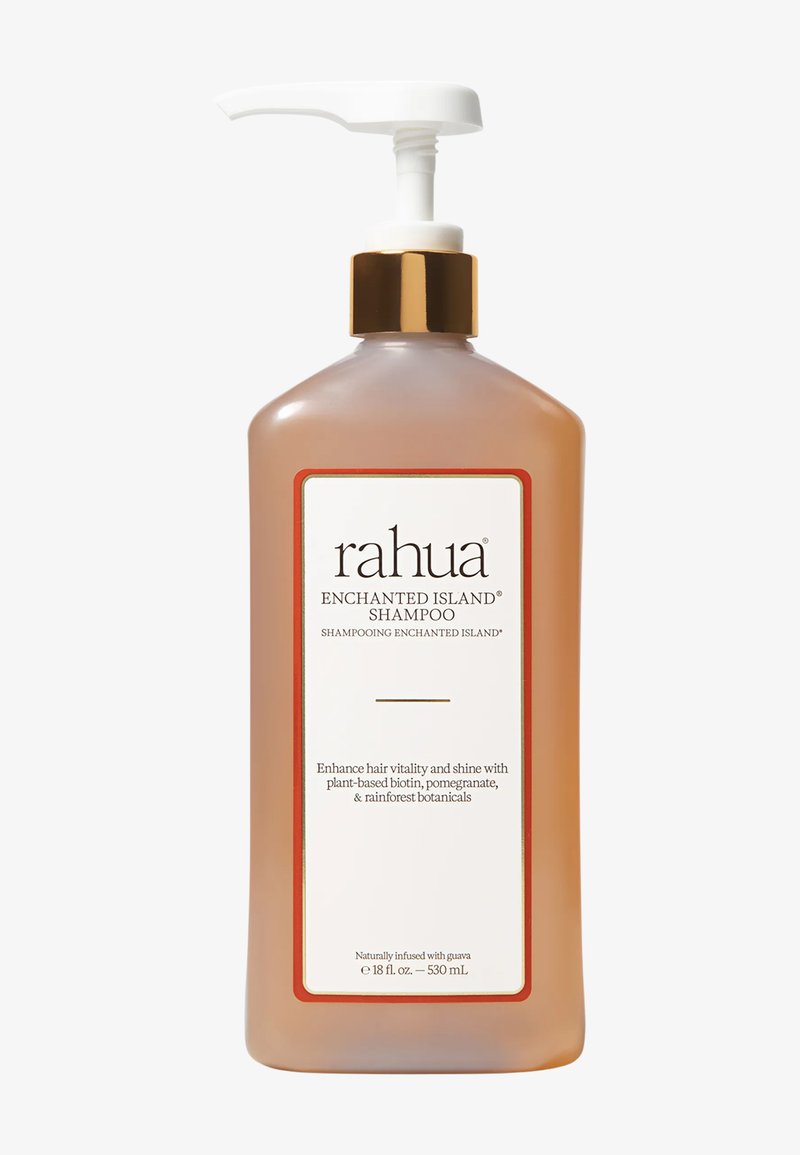 Pompflacon van Rahua Enchanted Island shampoo, 530 ml, met een wit etiket en een pompdispenser met gouden accenten.