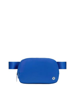 Riñonera compacta de color azul brillante con cierre de cremallera y correa ajustable, con un pequeño logo redondo en la esquina inferior derecha del frontal.