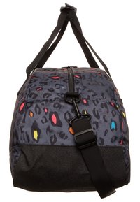 Sac à imprimé léopard noir et gris avec des accents colorés, fermeture éclair, bandoulière ajustable et panneau inférieur texturé noir.