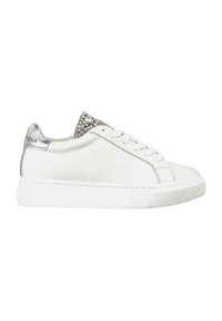 Sneaker bianco con tomaia in pelle liscia e accenti argentati, dotato di un colletto ricoperto di strass e lacci piatti. Suola in gomma.