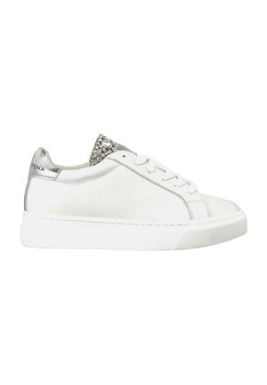 Zapatilla blanca con parte superior de cuero suave y acentos plateados, que cuenta con un cuello adornado con rhinestones y cordones planos. Suela de goma.