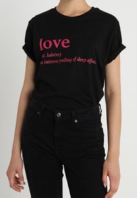 Mister Tee T-shirt med print - black