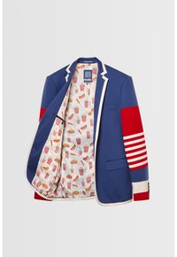 Blazer bleu avec bordure blanche et manches à rayures rouges, ouvert pour montrer la doublure blanche avec un motif de popcorn, hot-dogs et gobelets de soda.