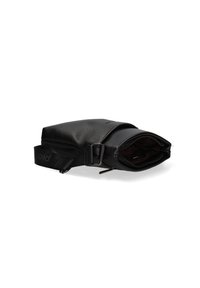 Borsa a tracolla in pelle nera con superficie texturizzata, dotata di apertura con zip e tracolla regolabile. Forma rettangolare compatta.