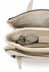 Kreemikarva nahast kott lukuga taskutega. Sile tekstuur, sisemised taskud ja metallist luku detailid.