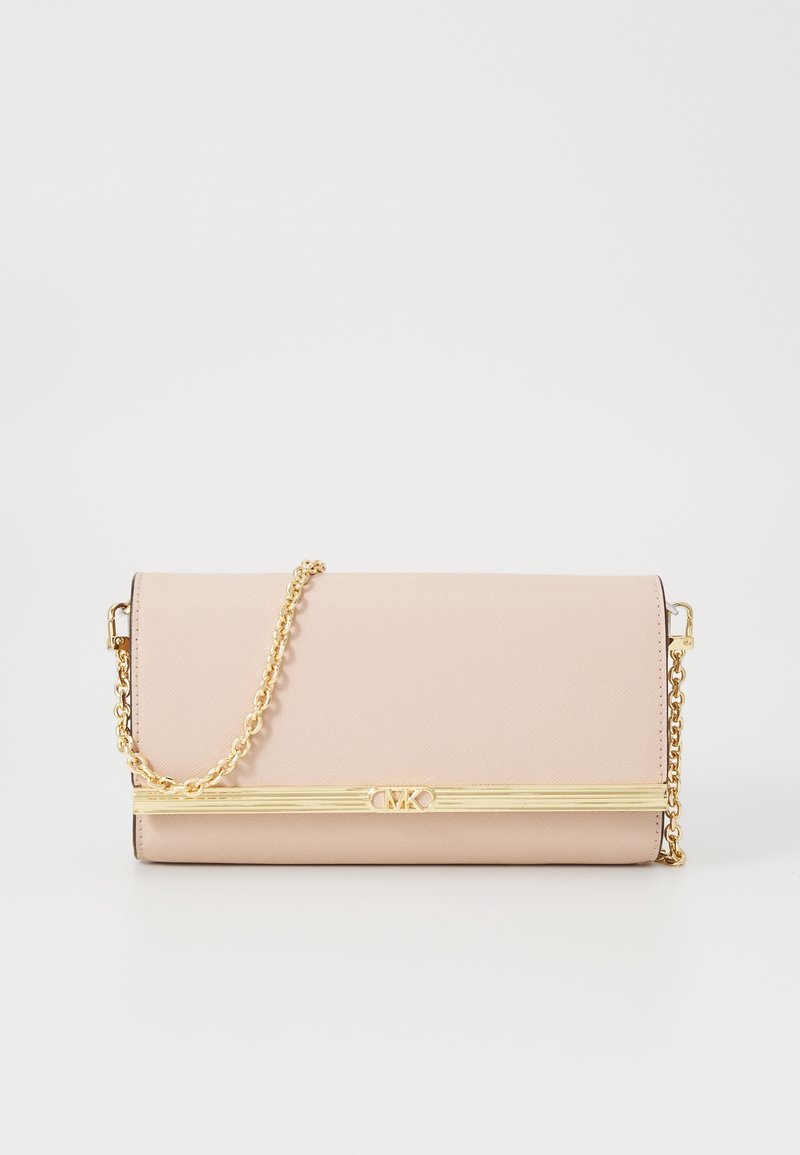 Pochette en cuir rose pâle avec bandoulière chaîne dorée et détail barre dorée horizontale comportant un petit logo au centre avant.