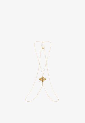 Collier en or avec un design en couches, comprenant un pendentif triangulaire et un accent plus petit. Les chaînes sont fines avec une finition lisse.