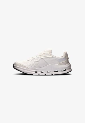 Weißer Sportschuh mit Mesh-Obermaterial, Schnürverschluss, gepolsterter Sohle mit Cloudtec-Technologie und schwarzer Gummiaußensohle.