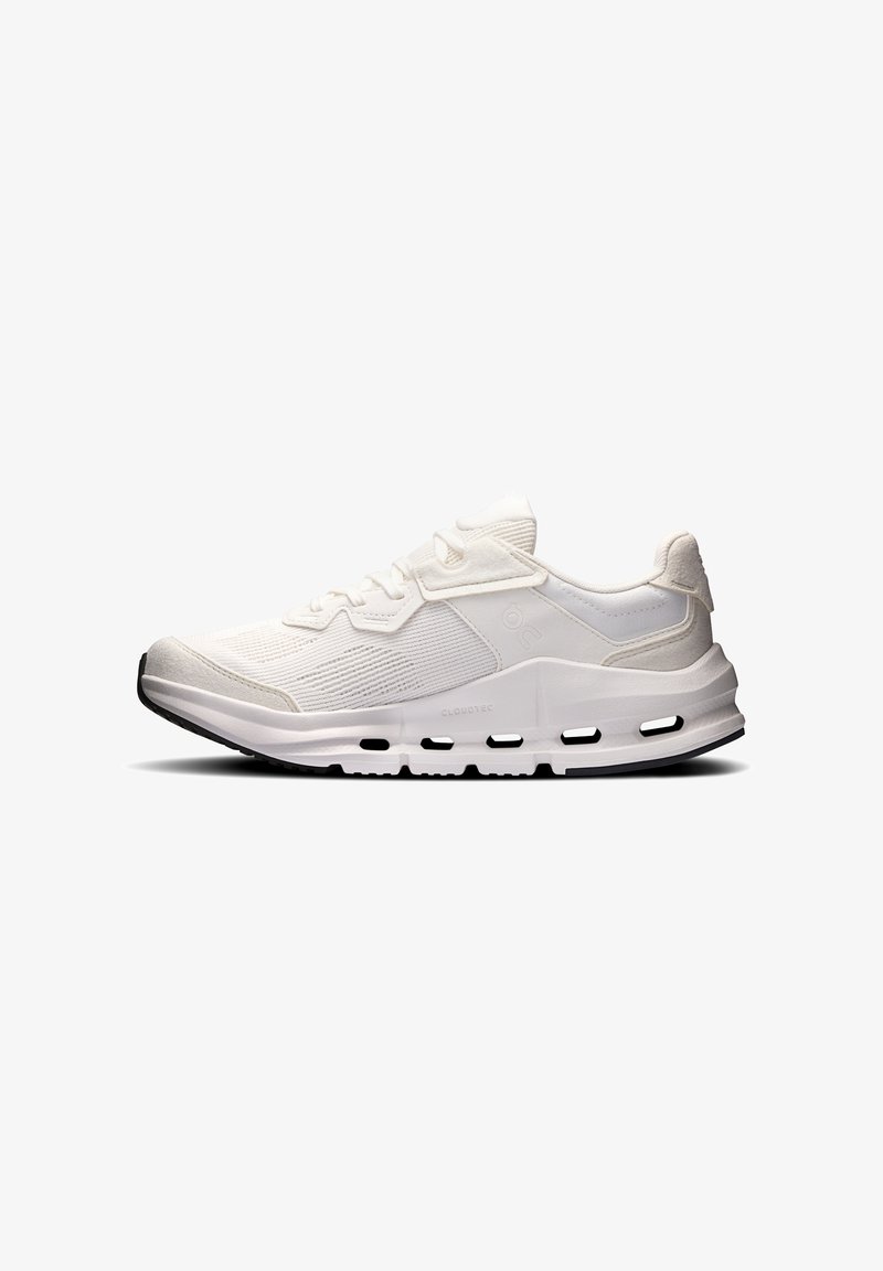 Chaussure de sport blanche avec une tige en mesh, une fermeture à lacets, une semelle coussinée avec la technologie Cloudtec et une semelle extérieure en caoutchouc noir.