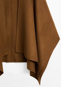 Brun ullkappa med draperad design, som har mjuk textur och lagerkant. Ingen synlig hårdvara eller mönster.