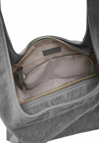 Bolso tote de cuero gris con exterior texturizado, cuenta con cierre de cremallera e interior forrado de tela con un pequeño bolsillo con cremallera y etiqueta de la marca.