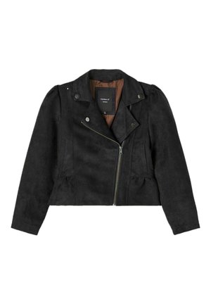 Czarna zamszowa krótka kurtka z zamkiem błyskawicznym, ukośnymi klapami i dwiema bocznymi kieszeniami. Posiada marszczone detale na rękawach oraz brązową podszewkę.