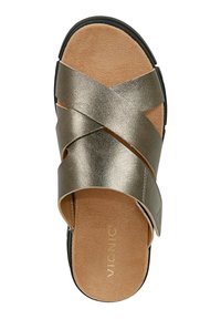 Sandalo metallico argento con cinturini incrociati, dotato di una soletta imbottita marrone e suola nera, caratterizzato da un materiale superiore liscio e un design minimalista.