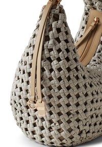 Woven Bag aus leicht grauem synthetischem Material, mit geschwungener Form, beigen Lederelementen und einem goldfarbenen Metallanhänger.