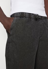 Jack & Jones JPSTPARACHUTE  WASHED PANT UNISEX - Pantalones - black