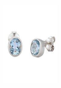 Boucles d'oreilles en argent avec des pierres précieuses ovales bleu clair, dotées d'une surface facettée, serties dans un design de cabochon lisse.