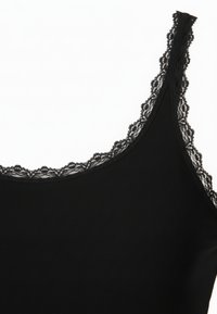 Canotta nera con spalline regolabili rifinite in pizzo. Presenta una texture a coste e uno scollo rotondo, offrendo una silhouette aderente.