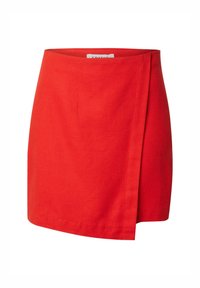 Rode katoenen mini-rok met een asymmetrisch wikkeldesign, voorzien van een gladde textuur en een eenvoudige tailleband. Geen zichtbare hardware of patronen.