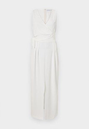 Hvid ærmeløs kjole med en ombåndet design, der har en v-udskæring, sidesløjfe og en frontslids. Lavet af et glat stof med plisseringer.