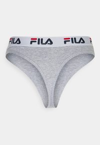 Thong en coton gris avec une taille blanche portant le logo FILA en noir et rouge. Texture lisse avec un design taille basse.