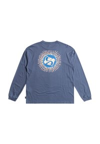 Niebieska koszula z długim rękawem z dużą białą i niebieską okrągłą grafiką z promieniami rozchodzącymi się na zewnątrz na plecach; materiał bawełniany, luźny krój.