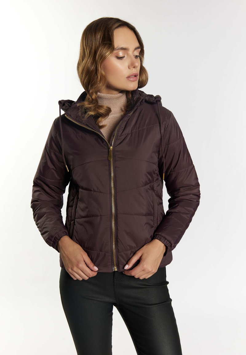 Giacca imbottita bordeaux con chiusura a zip e cappuccio, dotata di polsini elastici e tasche laterali. Tessuto liscio e lucido con motivi cuciti.