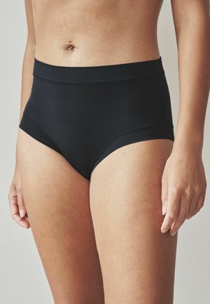 Vrouwelijk torso met een zwarte, hoge taille onderbroek, waarbij de buik, heupen en de bovenkant van de dijen zichtbaar zijn tegen een effen achtergrond.