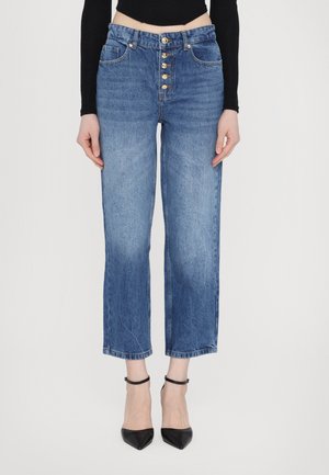 Jeans en denim bleu à taille haute avec une coupe droite, fermeture à cinq boutons à l'avant et deux poches avant. Texture lisse, décoloration minimale.