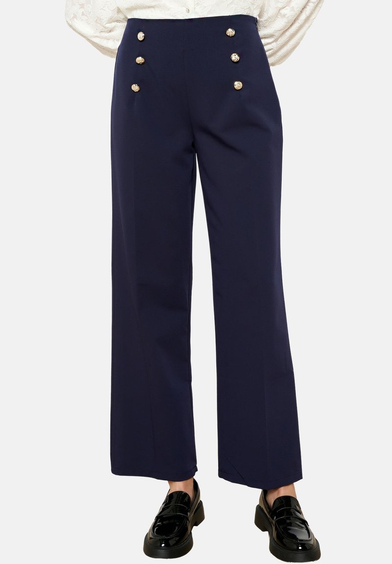 Pantaloni larghi blu navy con vita alta, caratterizzati da dettagli in bottone dorato lungo la parte frontale. Tessuto liscio con una vestibilità strutturata.