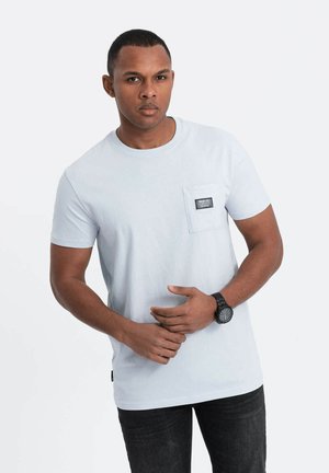 WITH PATCH POCKET   - T-Shirt basic - light blue