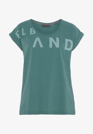 T-shirt vert à manches courtes pour femmes avec manches retroussées et inscription "ELBSAND" imprimée en grandes lettres sur la poitrine.