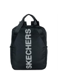 Mochila de tela negra con correas acolchadas, un asa en la parte superior y un gran logo de "SKECHERS" en gris en la parte frontal. Bolsillo lateral con cremallera visible.