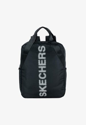 Mochila de tela negra con correas acolchadas, un asa en la parte superior y un gran logo de "SKECHERS" en gris en la parte frontal. Bolsillo lateral con cremallera visible.