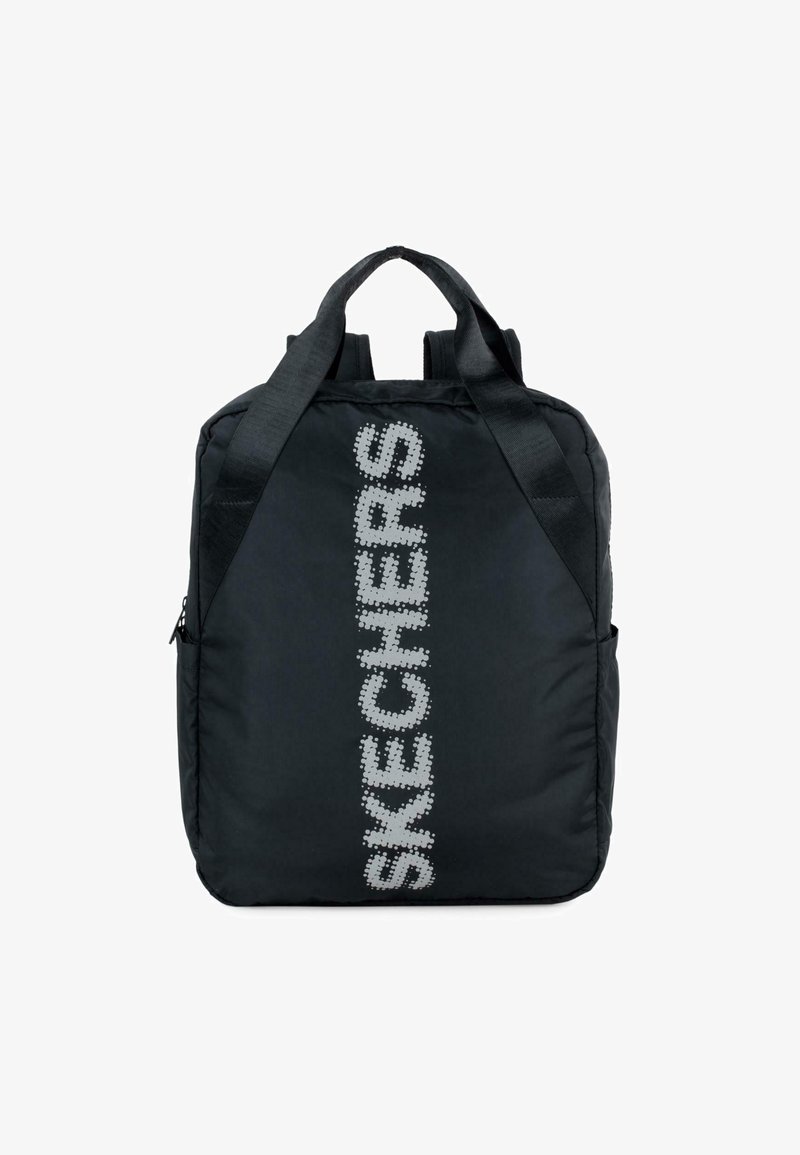 Mochila de tela negra con correas acolchadas, un asa en la parte superior y un gran logo de "SKECHERS" en gris en la parte frontal. Bolsillo lateral con cremallera visible.