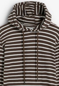 Hoodie rayé horizontal marron et blanc avec cordons, présentant une texture en tricot côtelé et une coupe décontractée.