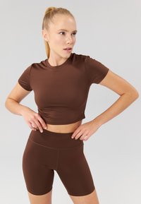 Even&Odd active - FITTED CROPPED SPORTS TOP - Paprasti marškinėliai - dark brown Miniatiūros vaizdas 1