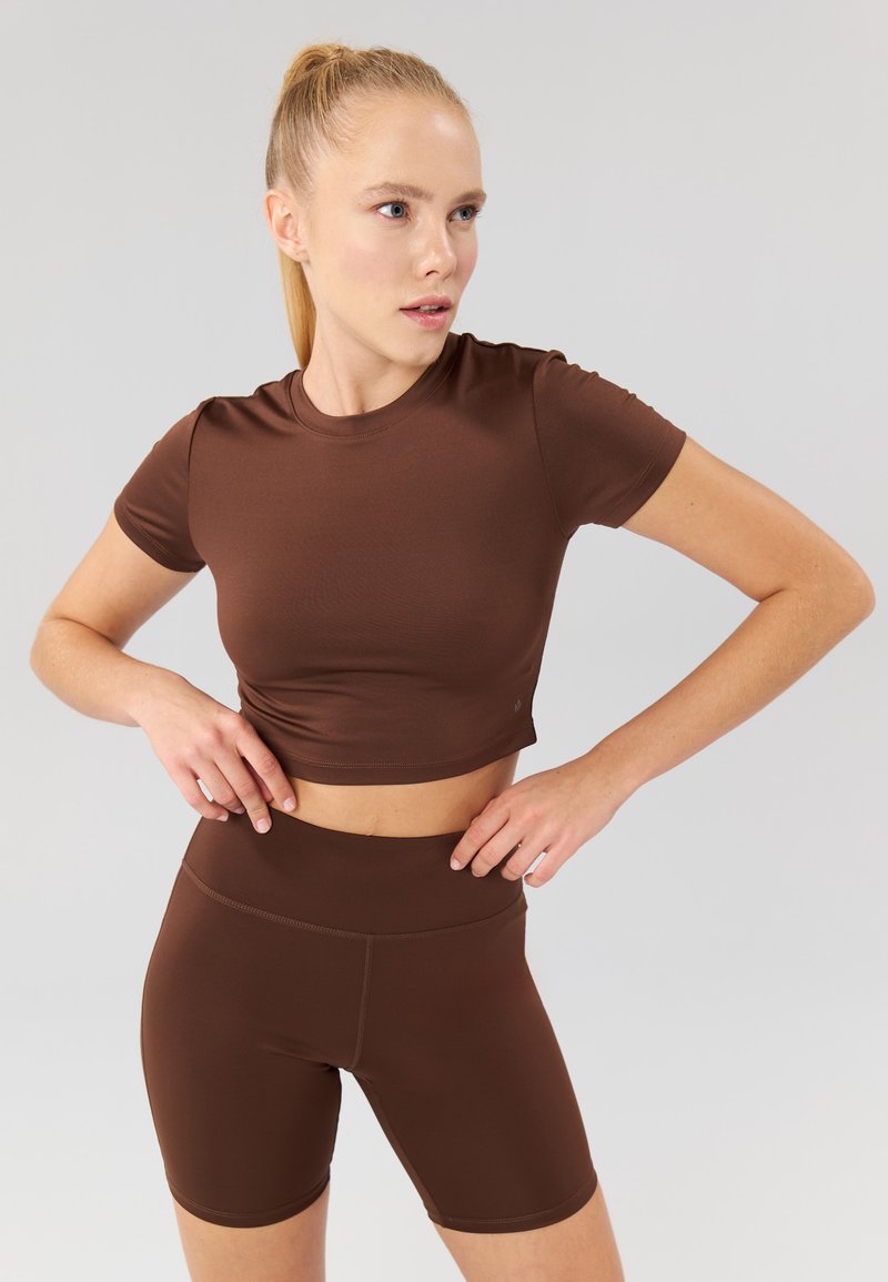 Even&Odd active - FITTED CROPPED SPORTS TOP - Paprasti marškinėliai - dark brown, Padidinti