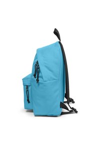 Sac à dos bleu en tissu durable, avec des sangles noires, une poche latérale avec fermeture à cordon et un panneau arrière rembourré.