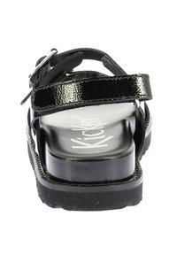 Sandalo nero con cinturini in pelle lucida, suola piatta e soletta imbottita. Presenta una fibbia regolabile per una vestibilità sicura.
