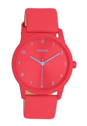 Rote Silikon-Armbanduhr mit runder Gehäuseform, minimalistischen blauen Stundenmarkierungen und Zeigern. Geeignet für legere Anlässe, mit einer glatten, matten Oberfläche.