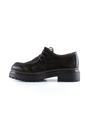 Chaussure en daim noir à lacets avec semelle épaisse en caoutchouc et détail de couture, vue de profil sur fond blanc.