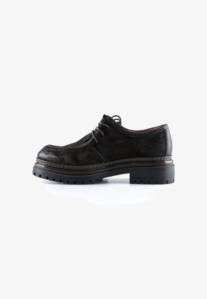 Chaussure en daim noir à lacets avec semelle épaisse en caoutchouc et détail de couture, vue de profil sur fond blanc.
