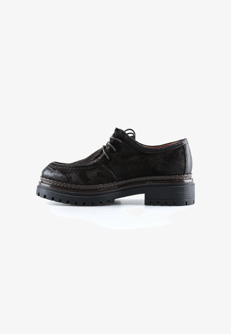 Chaussure en daim noir à lacets avec semelle épaisse en caoutchouc et détail de couture, vue de profil sur fond blanc.