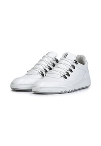 Sneakers in pelle bianca con punte arrotondate, colli imbottiti e occhielli neri. Presentano una suola testurizzata con motivo a zig zag e lacci bianchi.