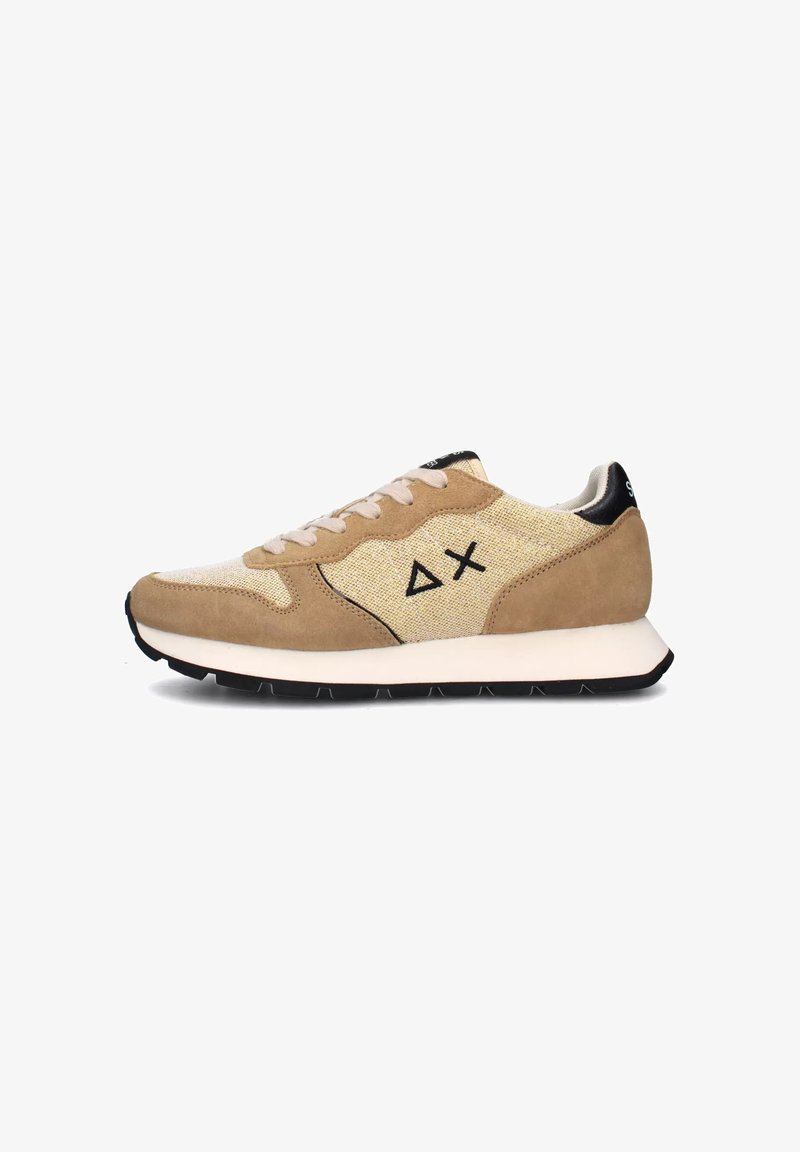 Beige og tan sneaker med en overdel i ruskind og stof, rund tå, snørebåndsdesign, sorte accenter og en hvid mellemsål med gummisål.